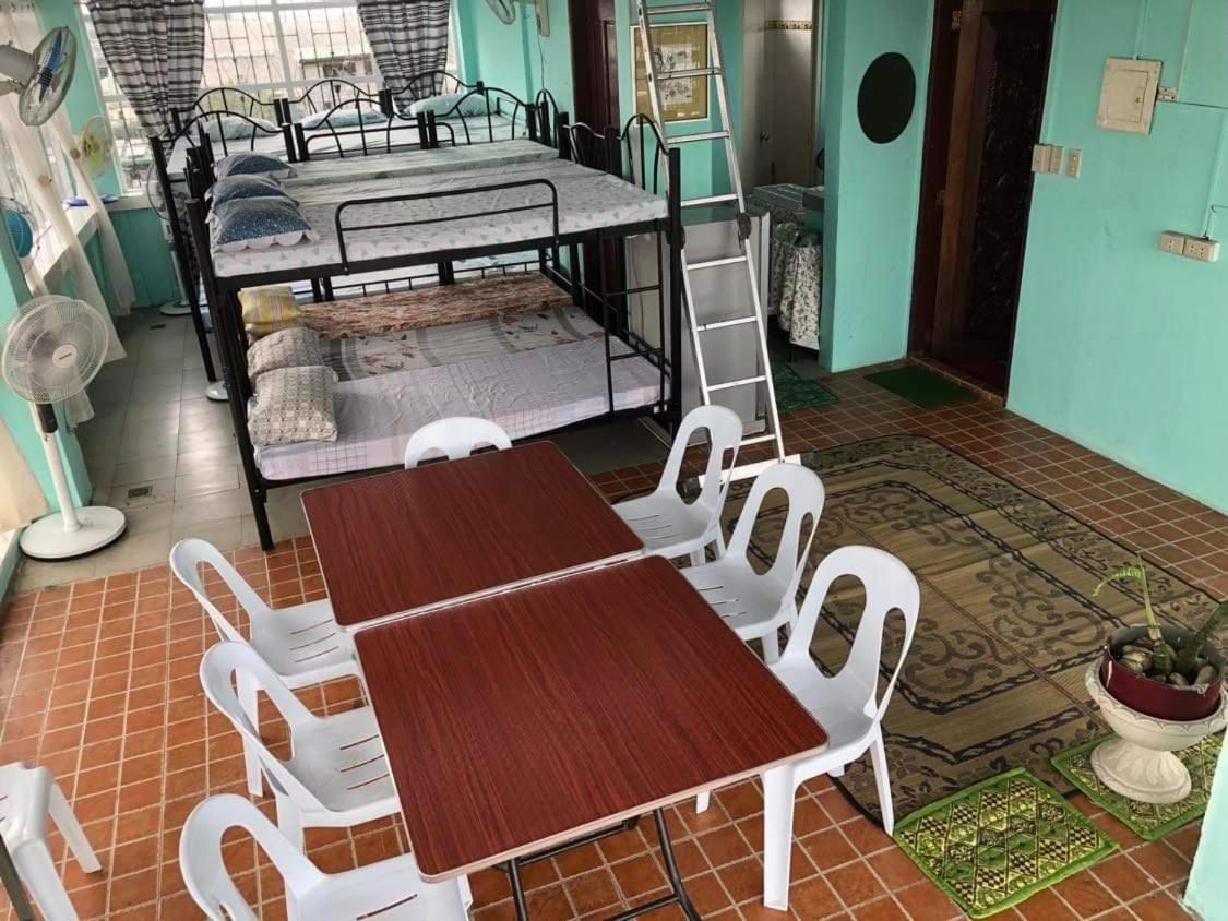Appartamento The Mansion - Backpackers Near Airport Manila Esterno foto