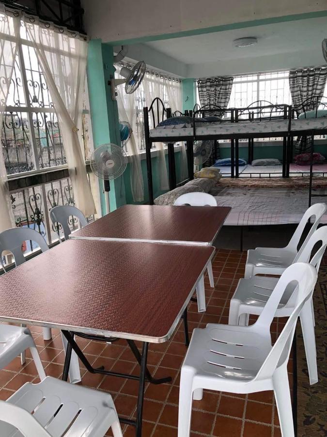 Appartamento The Mansion - Backpackers Near Airport Manila Esterno foto