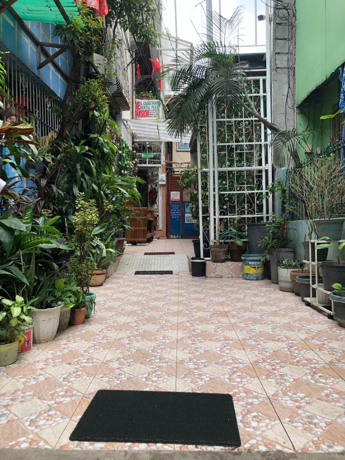 Appartamento The Mansion - Backpackers Near Airport Manila Esterno foto